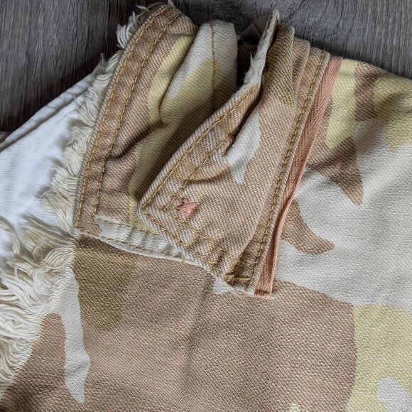 We The Free Beige Camouflage Cargo Shorts - Picture 4 of 5